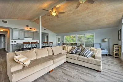 Image de Lake Front Paradise, with Spectacular views!