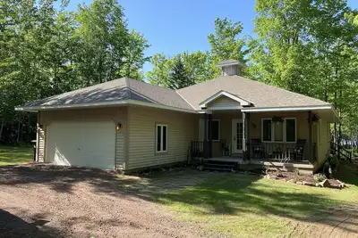 Image de Beachfront 3-bedroom vacation home steps to Lake Superior