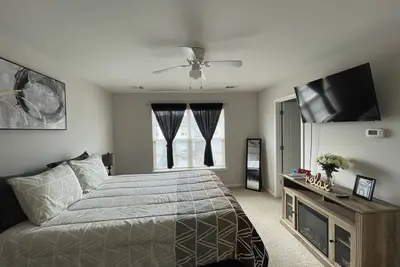 Image de Mins to airport and shopping! 5 Star clean! 13miles from downtown!