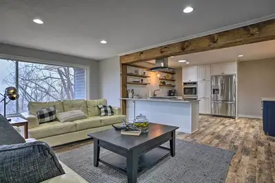 Image de Chaska Home w/ Deck: 18 Mi to Mall of America!