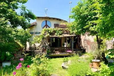 Image de A soothing house built with natural materials made from straw bales Relax and unwind in this extrao / Shari-gun Hokkaidō