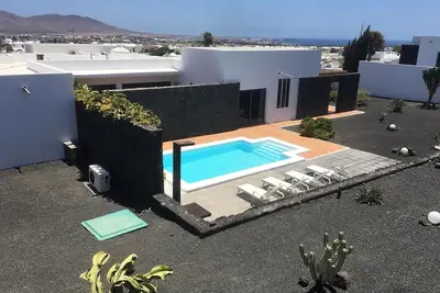 Image de Villa de luxe à Playa Blanca | Villa Nerea | 3 chambres | Parfait pour les familles | Intérieur bien