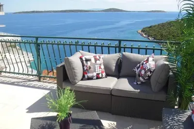 Apartment Paradise with Sea view Iii