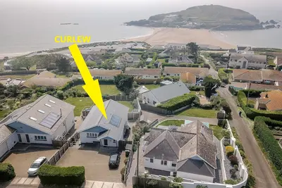 Image de Luxury property Sleeps 8 - Sea views & hot tub - 200m from beach!
