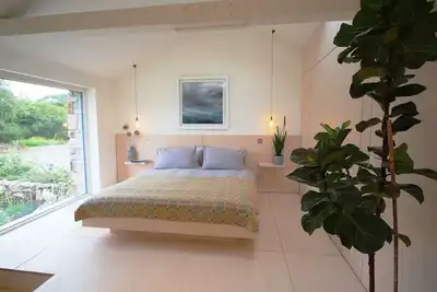 Image de Maison-Moderne-Douche-Vue sur le bois-The Studio