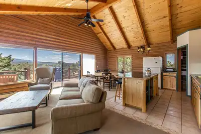 Image de Second-Level Apartment- Wrap Around Deck - Unmatched Views!