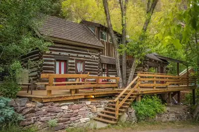 Image de Historic Cabin-Near Downtown-Pet Friendly-Front Porch with Amazing Views!