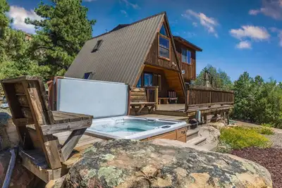 Image de Cozy Cabin - Beautiful Views of the Surrounding Peaks - Hot Tub