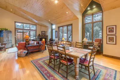 Image de Luxury Condo | Blocks to Downtown| Private Deck| Views in All Directions