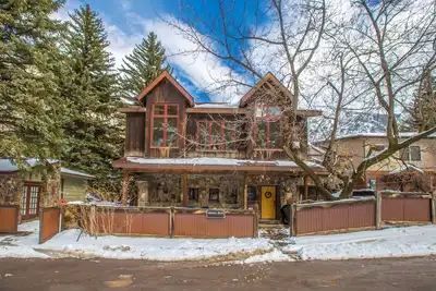 Image de Great Location| Blocks to Downtown| Outdoor Courtyard| Roomy