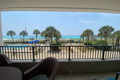 Image de \"Breakers East 105\" Gulf Front 2 Br/2ba Beach setup included