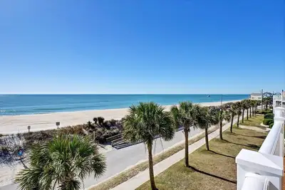 Image de Unobstructed Ocean Views! 4 Bedroom townhouse, beach access, community pool