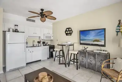 Image de Steps away from the bbq grills, game room, laundry room and pool!