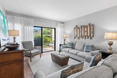 Image de Newly Renovated. Steps away from pool and luscious green courtyard.