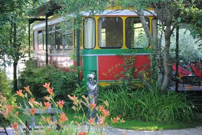 Image de Wagon-Bus insolite-Panoramique-vue sur jardin