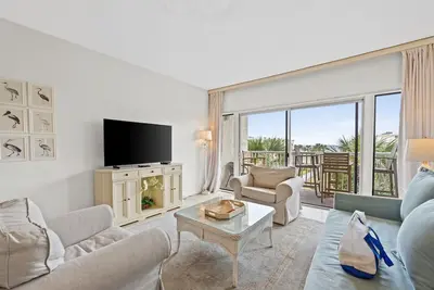 Image de Beach-side, beautiful low-rise with uncrowded beach!