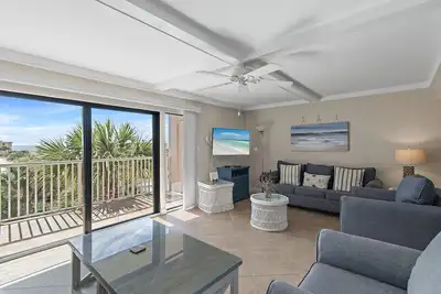 Image de Beach-side, beautiful low-rise with uncrowded beach!