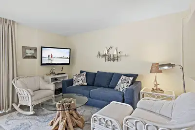 Image de Beach-side, beautiful low-rise with uncrowded beach!