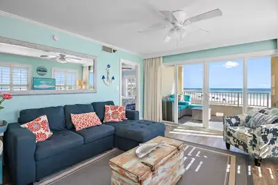 Image de Beach-side, beautiful low-rise with uncrowded beach!