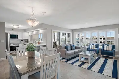 Image de Beach-side, beautiful low-rise with uncrowded beach!