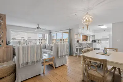 Image de Beach-side, beautiful low-rise with uncrowded beach!