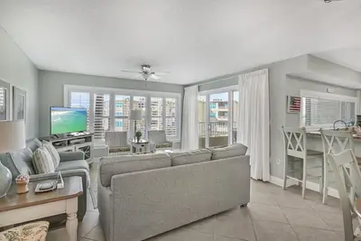 Image de Beach-side, beautiful low-rise with uncrowded beach!