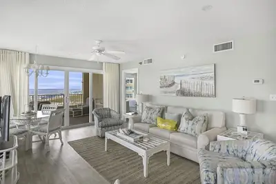 Image de Beach-side, beautiful low-rise with uncrowded beach!