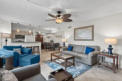 Image de Beach-side, beautiful low-rise with uncrowded beach!