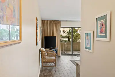 Image de Beach-side, beautiful low-rise with uncrowded beach!