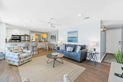 Image de Beach-side, beautiful low-rise with uncrowded beach!