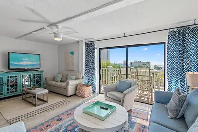 Image de Beach-side, beautiful low-rise with uncrowded beach!