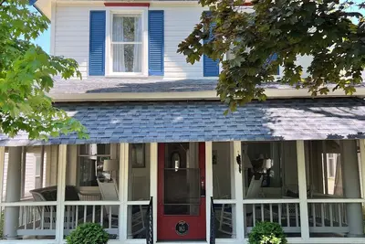 Image de Charming Victorian Lake House Steps From Lake, Sleeps 16, Perfect for Gatherings
