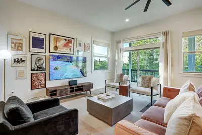 Image de Bachelor/Bachelorette Mansion In the Heart of Atx