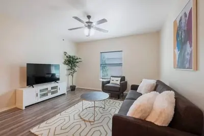 Image de Aa4 l Newly Updated l 4-min to Medical Center l 2br & 2ba l Monthly rental