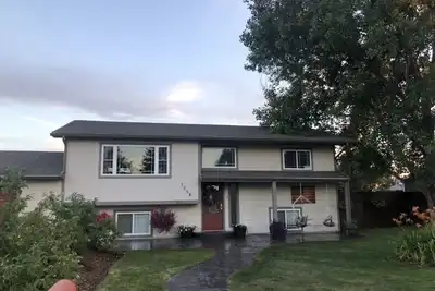 Image de House Near Hospital, Baseball Fields, and College