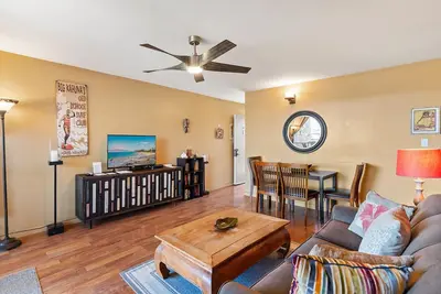 Image de Kalama Terrace P-307 - 3rd-floor walkup, 7 min walk to Charley Young Beach, Ac!