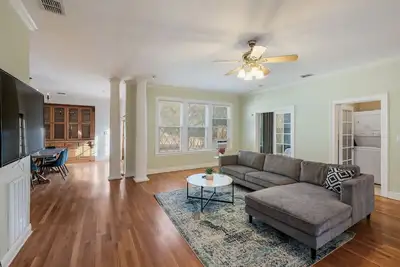 Image de 4br/2ba Apt near downtown - 4 Queen beds, 2 Twins - Free Parking - Fast Wi-Fi