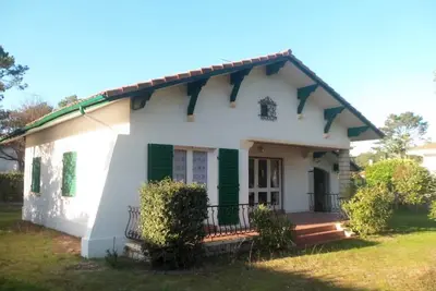 Image de Maison T4 située dans un quartier boisé.