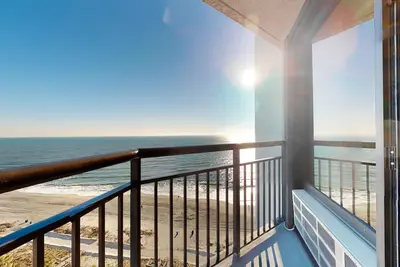 Image de 16th-floor ocean-view condo with pool, hot tub & beach access