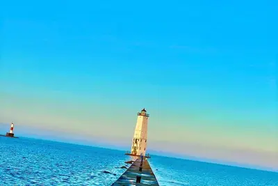 Image de Dt Frankfort, Mi Historic Home 2 blocks from Lake Michigan Beach