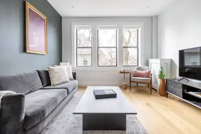 Image de Spacious Allston 2br w/ W/D in basement