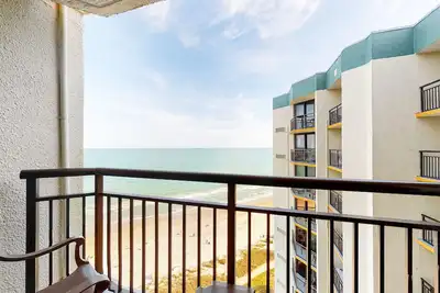 Image de 18th-floor oceanfront studio with pool, hot tub, Ac & gym - snowbird-friendly