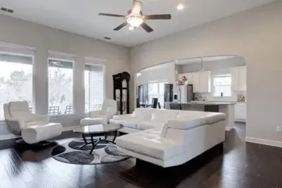 Image de Home sits on 1/2 acre plus nice elbow room from neighbors