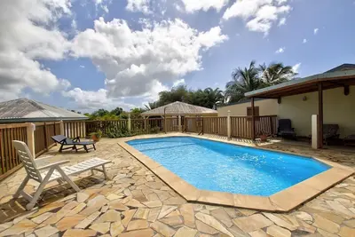 Image de Bungalow T3 Orange-Bungalow-de Luxe-Salle de bain-Vue sur Piscine