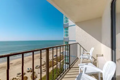 10th-floor Oceanfront studio with Ac, pool, hot tub & balcony