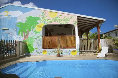 Image de Fruit de la passion-Appartement-Salle de bain et douche-Vue sur Piscine