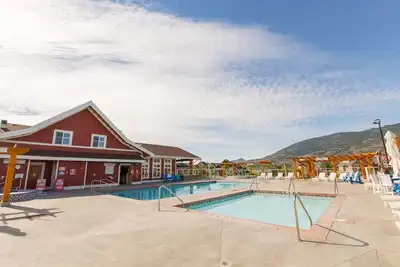 Image de July 22 to 26 special 4 bed and 4 bath two separate suites home two kitchens