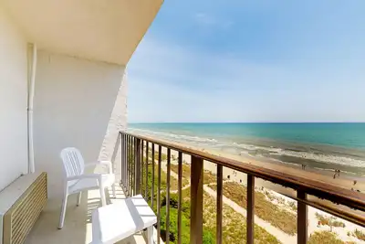 9th-floor oceanfront studio with pool, hot tub, Ac, & gym
