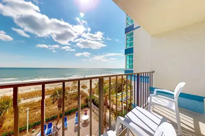 Image de 4th-floor oceanfront studio with pool, hot tub, breakfast, & beach access