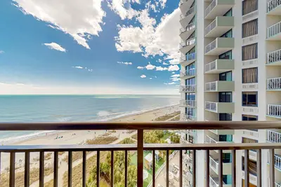 Image de 9th-floor oceanfront studio with pool, hot tub, WiFi & gym - dog-friendly